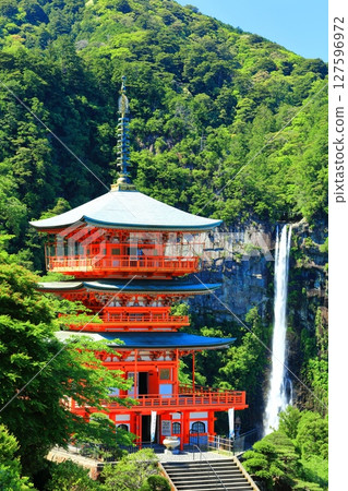 [和歌山縣] 晴天時的青岸渡寺三層寶塔和那智瀑布（熊野那智大社） 127596972