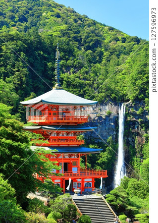 [Wakayama Prefecture] Seiganto-ji Temple's three-story pagoda and Nachi Falls on a clear day (Kumano Nachi Taisha Shrine) 127596973