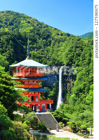 [和歌山縣] 晴天時的青岸渡寺三層寶塔和那智瀑布（熊野那智大社） 127596975