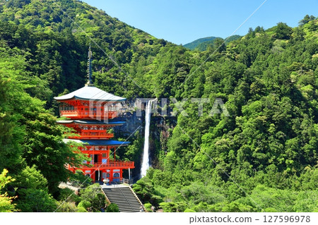[和歌山縣] 晴天時的青岸渡寺三層寶塔和那智瀑布（熊野那智大社） 127596978
