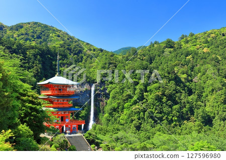 [和歌山縣] 晴天時的青岸渡寺三層寶塔和那智瀑布（熊野那智大社） 127596980