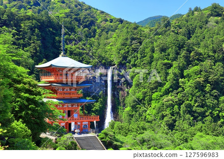 [Wakayama Prefecture] Seiganto-ji Temple's three-story pagoda and Nachi Falls on a clear day (Kumano Nachi Taisha Shrine) 127596983