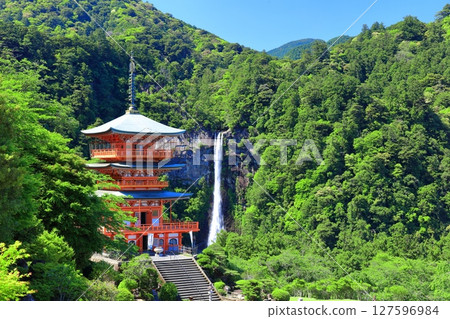 [和歌山縣] 晴天時的青岸渡寺三層寶塔和那智瀑布（熊野那智大社） 127596984