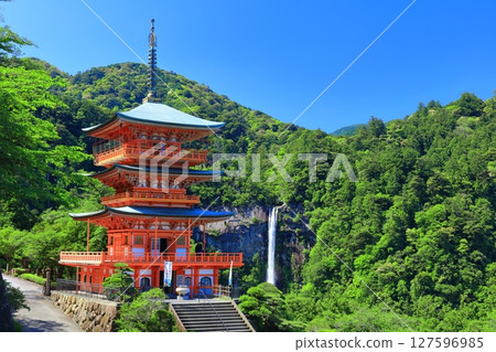 [Wakayama Prefecture] Seiganto-ji Temple's three-story pagoda and Nachi Falls on a clear day (Kumano Nachi Taisha Shrine) 127596985