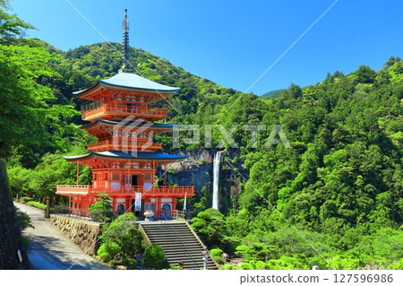 [和歌山縣] 晴天時的青岸渡寺三層寶塔和那智瀑布（熊野那智大社） 127596986