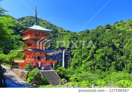 [和歌山縣] 晴天時的青岸渡寺三層寶塔和那智瀑布（熊野那智大社） 127596987