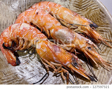 Grilled prawns with salt: Plump and juicy grilled prawns. Grilled prawns with salt: Plump and juicy grilled prawns. 127597321
