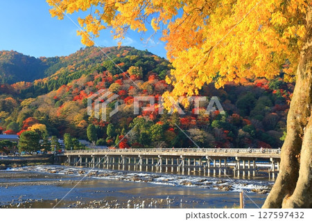 【京都府】晴天的渡月橋與嵐山的紅葉 【京都府】晴天的渡月橋與嵐山的紅葉 127597432