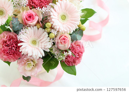 非洲菊和康乃馨的佈置 127597656