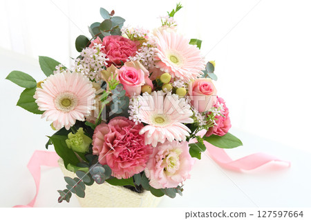 非洲菊和康乃馨的佈置 127597664