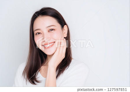 A woman in her 30s with a confident expression (positive, anti-aging, advertising material) 127597851