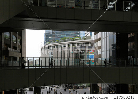 從大阪站北門大樓看到的 Grand Front Osaka 127599215