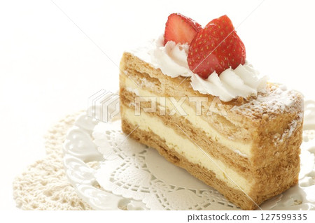 Milfieille of strawberries 127599335