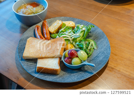 Colorful Western-style breakfast plate 127599521