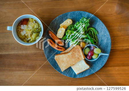 Colorful Western-style breakfast plate 127599526