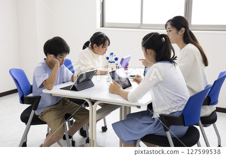 Elementary school students learning programming 127599538
