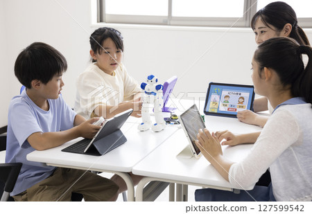 Elementary school students learning programming 127599542