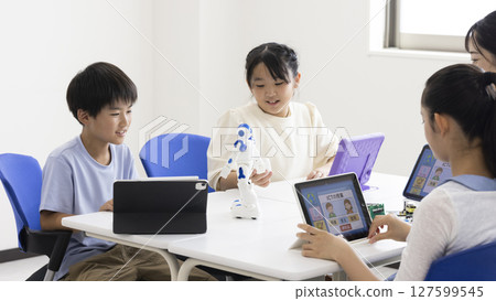 Elementary school students learning programming 127599545