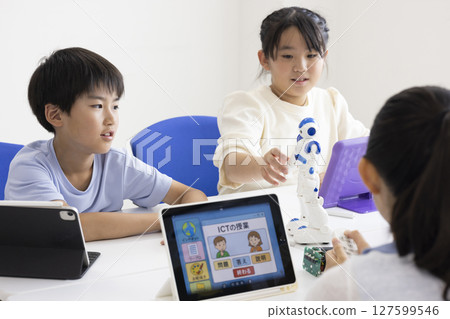 Elementary school students learning programming 127599546