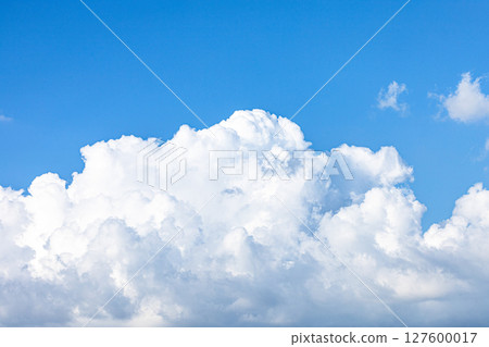 A simple landscape of blue sky and clouds 127600017
