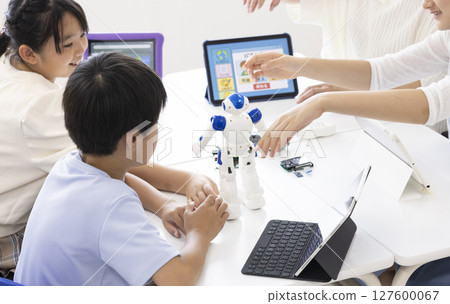 Elementary school students learning programming Elementary school students learning programming 127600067