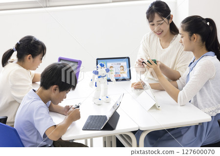 Elementary school students learning programming 127600070