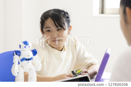 Elementary school students studying seriously 127600206