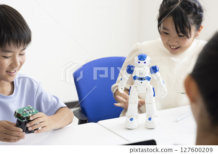 Elementary school students studying seriously 127600209