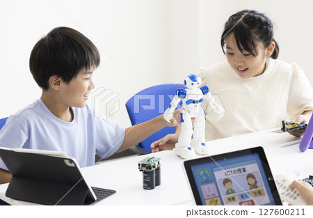 小學生認真學習 127600211