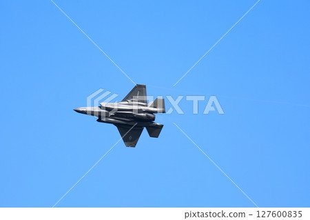Acrobatic flying F-35 Acrobatic flying F-35 127600835