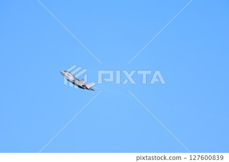 Acrobatic flying F-35 Acrobatic flying F-35 127600839