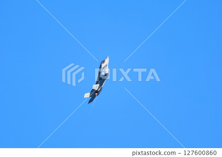 Acrobatic flying F-35 Acrobatic flying F-35 127600860