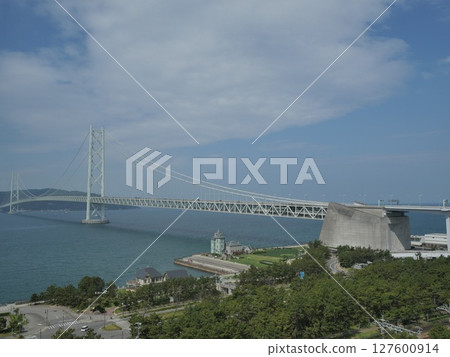 陽光明媚的早晨的明石海峽大橋 陽光明媚的早晨的明石海峽大橋 127600914