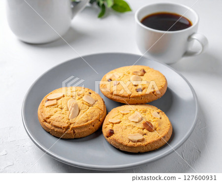 三塊餅乾和咖啡 127600931