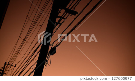 黃昏的天空和電線桿 127600977