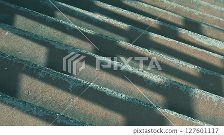 通往海灘的海邊樓梯 通往海灘的海邊樓梯 127601117