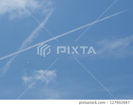滑翔傘和飛機雲 滑翔傘和飛機雲 127602667