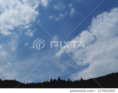 滑翔傘在廣闊的天空中翱翔 滑翔傘在廣闊的天空中翱翔 127602669