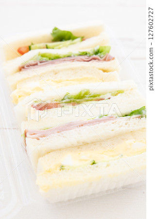 美味的綜合三明治、火腿生菜三明治、雞蛋三明治和蔬菜三明治 127602727