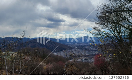 多雲的天空登山 127602816