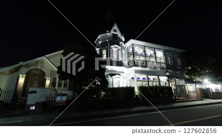 老城區的夜晚燈火通明 127602856