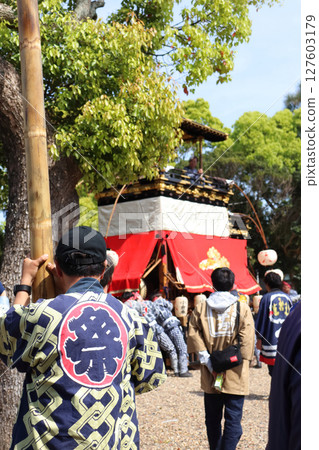 A spring festival that values tradition 127603179