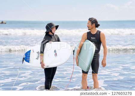 衝浪者帶著衝浪板微笑聊天 127603270