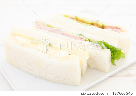 Delicious mixed sandwiches, ham and lettuce sandwiches, egg sandwiches, and vegetable sandwiches 127603549