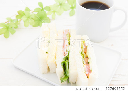 美味的混合三明治、火腿和生菜三明治、雞蛋三明治、蔬菜三明治和咖啡 127603552