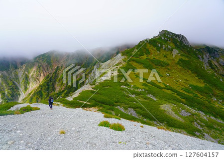 登山客沿著 Uraginza 步道行走 127604157