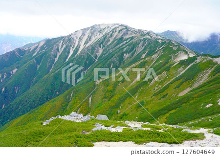 從三嶽山頂眺望野口五郎山 127604649
