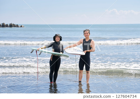 微笑的衝浪者站在衝浪板上 127604734