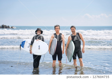 微笑的衝浪者站在衝浪板上 127604735