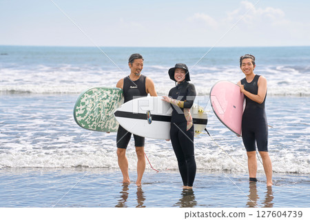 微笑的衝浪者站在衝浪板上 127604739